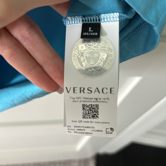 Versace - Picture 3 of 5